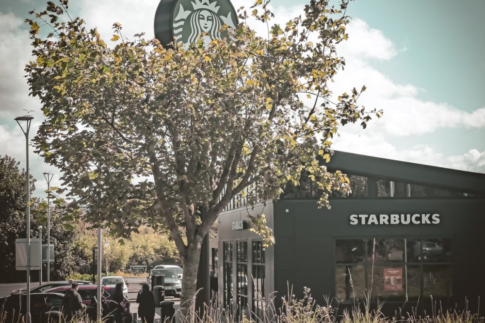 Nature and Commercial Architecture: Starbucks in the Context of Psychogeography, Emotions, and Posthumanism